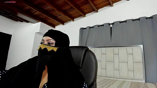 Snapshot of zafiro_ziz chatting on 04.04.26 zafiro ziz online show from 04.04.26