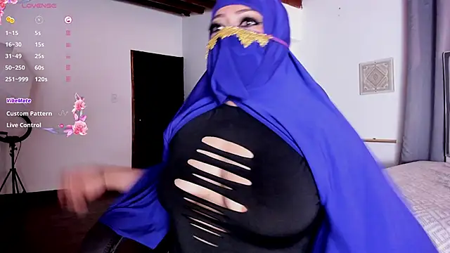 Snapshot of zafiro_ziz chatting on 04.12.26 zafiro ziz online show from 04.12.26