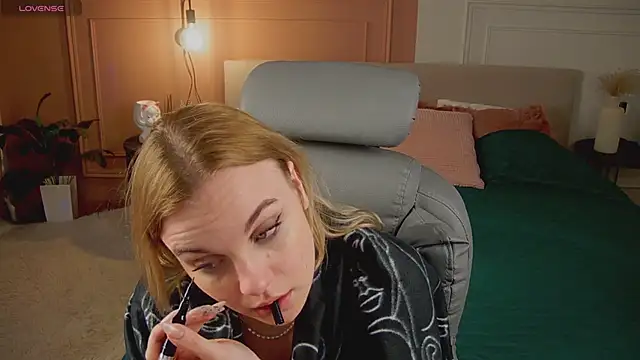 Glow Margo online show from 04.12.26