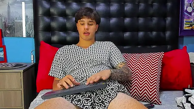 EXCLUSIVE8 online show from 04.06.26