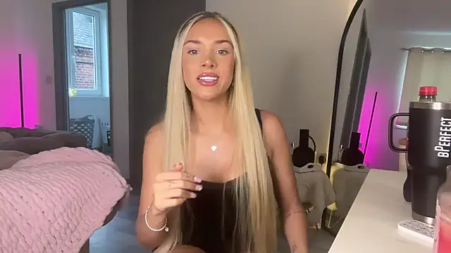 Snapshot of Naughtyblondex chatting on 06.21.26 Naughtyblondex online show from 06.21.26