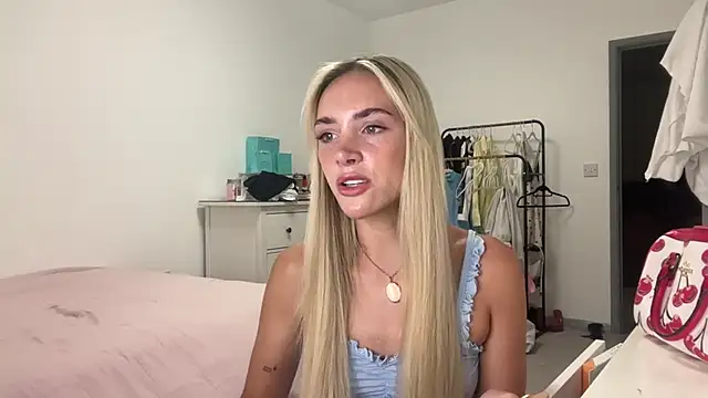 Snapshot of Naughtyblondex chatting on 07.15.26 Naughtyblondex online show from 07.15.26