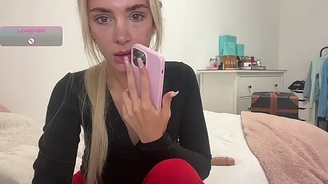 Snapshot of Naughtyblondex chatting on 07.17.26 Naughtyblondex online show from 07.17.26