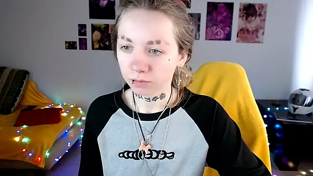 Nica Kawaii online show from 04.18.26