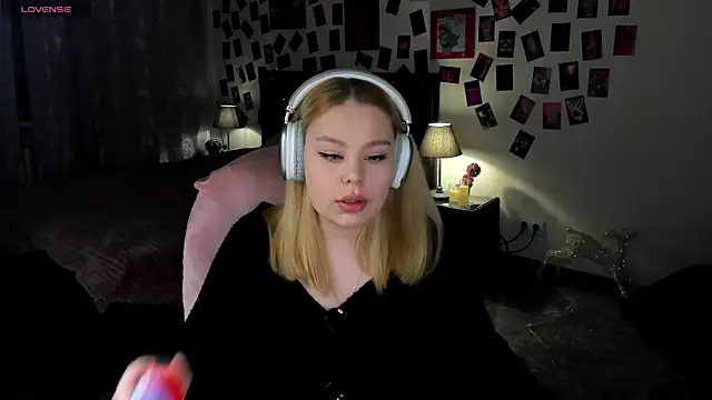 AmeliaMerris online show from 04.28.26