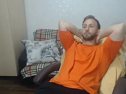 Snapshot of BlondEagleMuscle chatting on 06.10.26 BlondEagleMuscle online show from 06.10.26