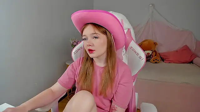 Snapshot of ElinaVale chatting on 06.21.26 ElinaVale online show from 06.21.26