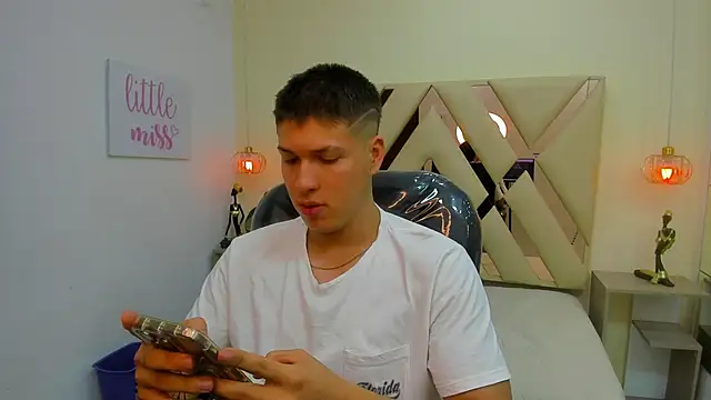 Snapshot of AlessandroFranco chatting on 04.20.26 AlessandroFranco online show from 04.20.26