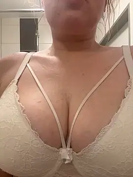 Snapshot of FeuchteMona chatting on 03.15.26 FeuchteMona online show from 03.15.26