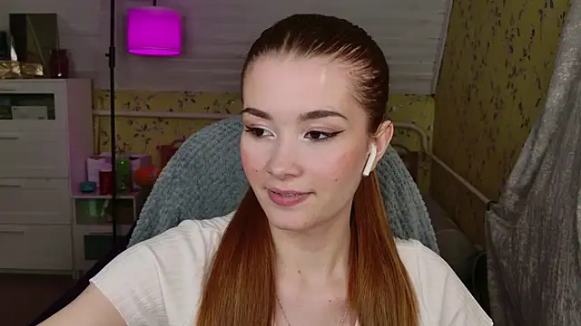 Snapshot of Lunavira chatting on 05.16.26 Lunavira online show from 05.16.26