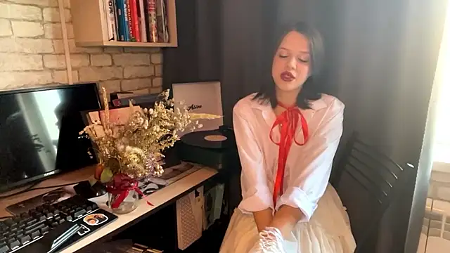 Snapshot of SarahHunnye chatting on 03.15.26 SarahHunnye online show from 03.15.26