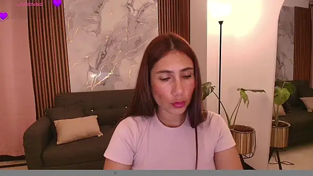 Snapshot of LucyBecker chatting on 06.24.26 LucyBecker online show from 06.24.26