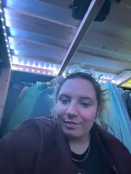 Snapshot of curvyneon chatting on 04.16.26 curvyneon online show from 04.16.26