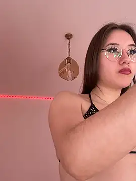Snapshot of evelynnMiss chatting on 06.18.26 evelynnMiss online show from 06.18.26