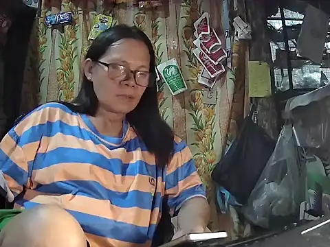 Snapshot of mommylicious_23 chatting on 07.28.26 mommylicious 23 online show from 07.28.26