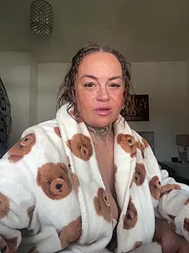 Snapshot of PrettyLittleCee chatting on 03.26.26 PrettyLittleCee online show from 03.26.26