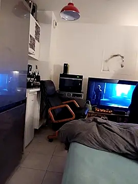 Snapshot of TOPHE0 chatting on 03.30.26 TOPHE0 online show from 03.30.26