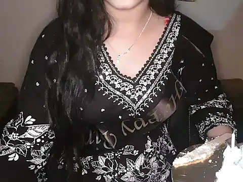 Snapshot of urvashi_rai chatting on 06.12.26 urvashi rai online show from 06.12.26