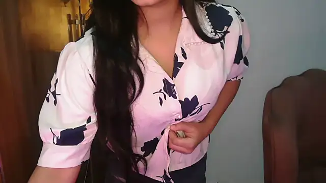 Snapshot of urvashi_rai chatting on 08.04.26 urvashi rai online show from 08.04.26