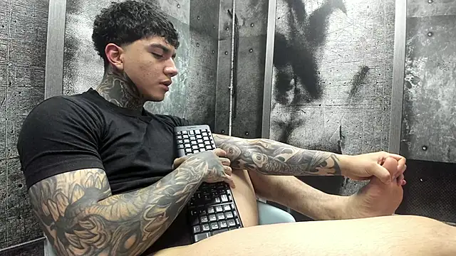 Snapshot of Gury_tattoo chatting on 06.11.26 Gury tattoo online show from 06.11.26