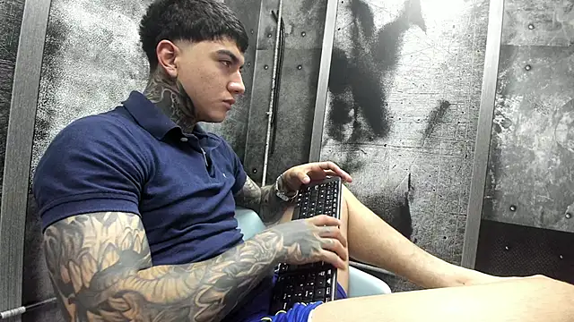 Snapshot of Gury_tattoo chatting on 06.12.26 Gury tattoo online show from 06.12.26