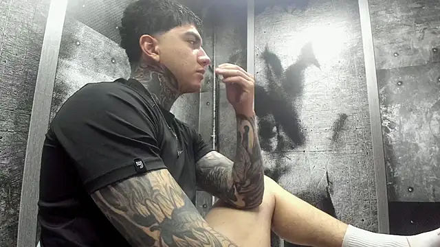 Snapshot of Gury_tattoo chatting on 06.26.26 Gury tattoo online show from 06.26.26