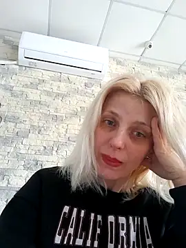 Snapshot of MiaLove183 chatting on 03.26.26 MiaLove183 online show from 03.26.26