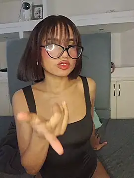 Snapshot of Lucy_Em chatting on 05.11.26 Lucy Em online show from 05.11.26