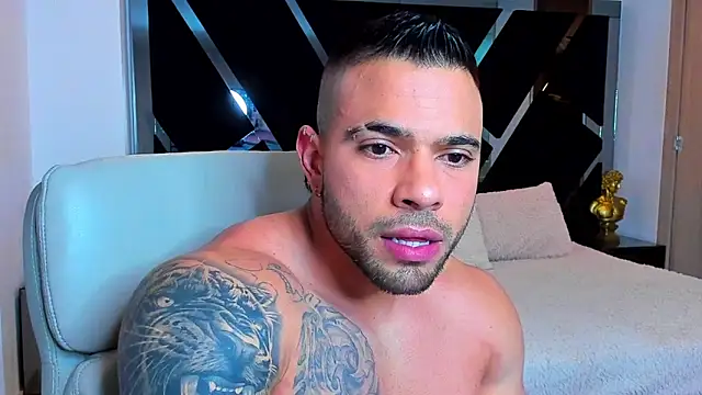 Snapshot of Raytorres chatting on 04.12.26 Raytorres online show from 04.12.26
