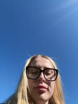 EloiseeUKK online show from 04.20.26