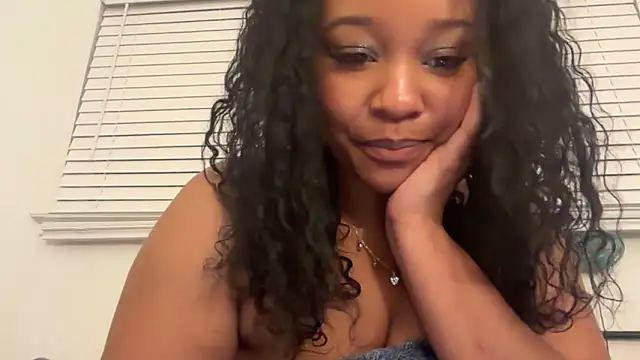 Snapshot of Yourmommysilk chatting on 05.28.26 Yourmommysilk online show from 05.28.26