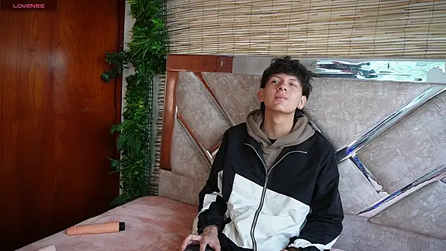 Snapshot of dominik_across chatting on 03.25.26 dominik across online show from 03.25.26