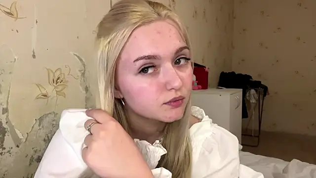 Sophia Blonde online show from 04.02.26