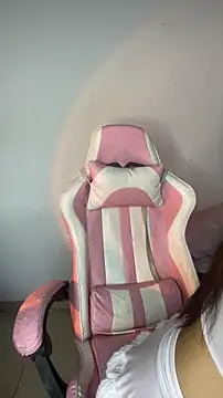 Snapshot of alexandra_x_ chatting on 04.04.26 alexandra x online show from 04.04.26