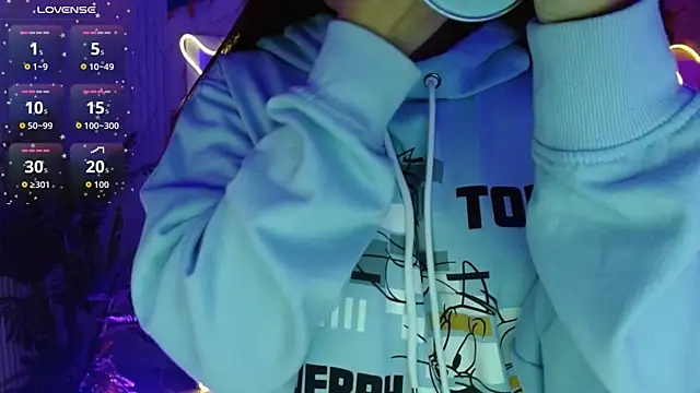 Snapshot of Tiiana_tay chatting on 04.27.26 Tiiana tay online show from 04.27.26