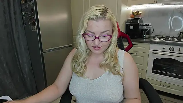 Snapshot of secr3tmistress chatting on 04.18.26 secr3tmistress online show from 04.18.26