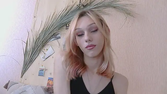 Kirana Hayes online show from 04.03.26