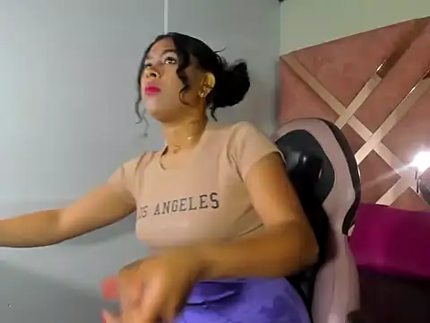 Snapshot of Laila_65 chatting on 04.08.26 Laila 65 online show from 04.08.26