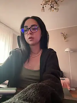Snapshot of TheaMerve chatting on 04.21.26 TheaMerve online show from 04.21.26