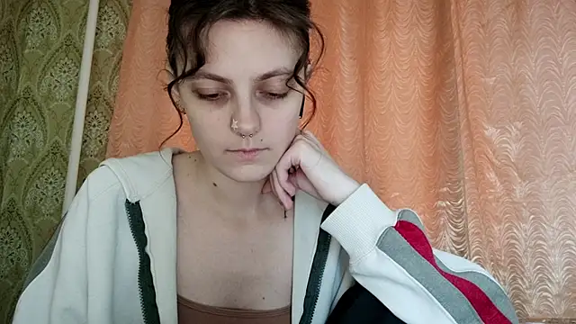 Snapshot of ShirleyNibbs chatting on 04.02.26 ShirleyNibbs online show from 04.02.26