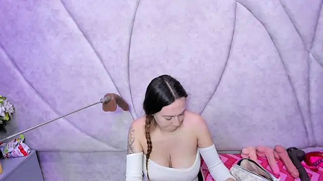 Snapshot of Luxurious_breastfeeder chatting on 03.31.26 Luxurious breastfeeder online show from 03.31.26