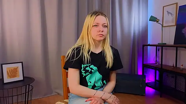 Snapshot of OliviaCaffery chatting on 04.08.26 OliviaCaffery online show from 04.08.26