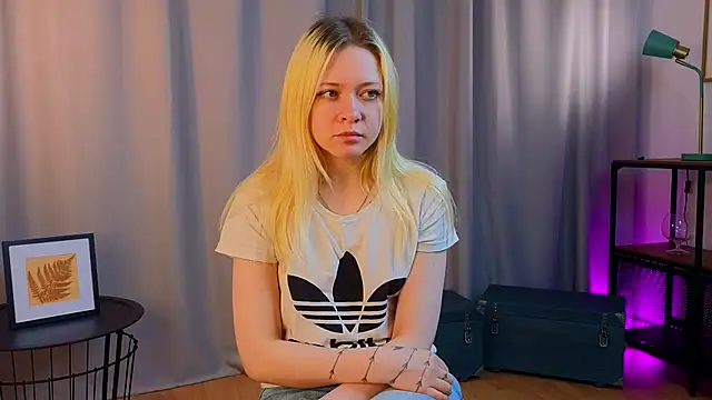 Snapshot of OliviaCaffery chatting on 04.11.26 OliviaCaffery online show from 04.11.26