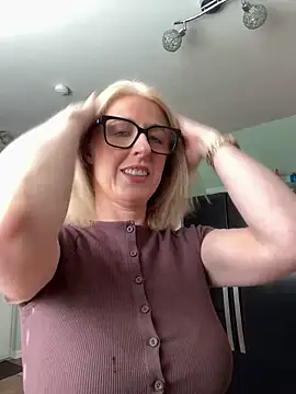 Snapshot of Laylaskyexx chatting on 04.13.26 Laylaskyexx online show from 04.13.26