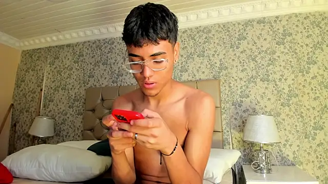 Snapshot of DannTaylor chatting on 04.27.26 DannTaylor online show from 04.27.26
