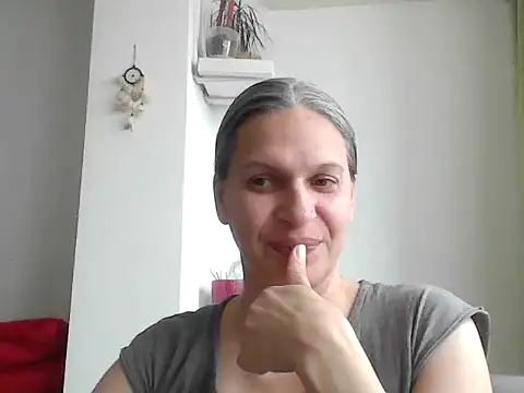 Snapshot of SweetLilTrouble chatting on 04.11.26 SweetLilTrouble online show from 04.11.26