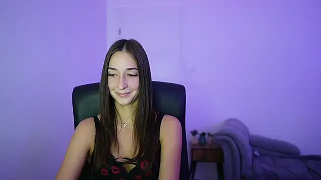 Snapshot of Crystalbrunette18 chatting on 06.21.26 Crystalbrunette18 online show from 06.21.26