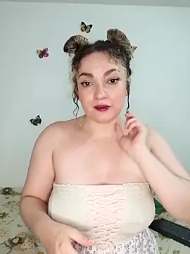 Snapshot of honey_hornie chatting on 04.17.26 honey hornie online show from 04.17.26