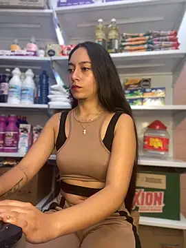 DulceLatinaxo online show from 04.17.26