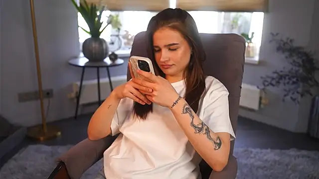 Snapshot of LourieLinsey chatting on 04.08.26 LourieLinsey online show from 04.08.26